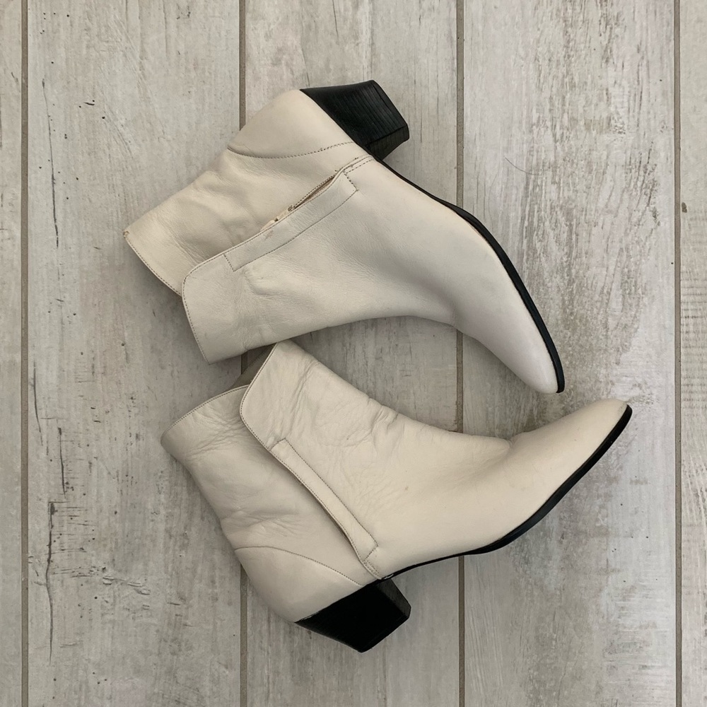 Vintage white leather size 8 booties